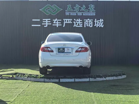 Infiniti Q70