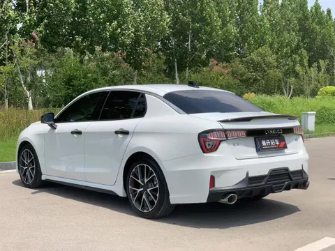 Lynk & Co 03