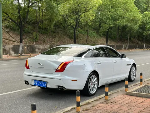 Jaguar XJ