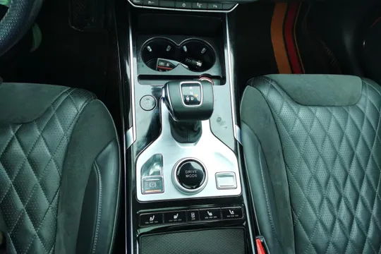 Hongqi HS5