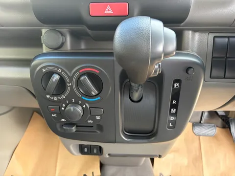 Nissan Clipper Van