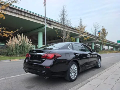 Infiniti Q70