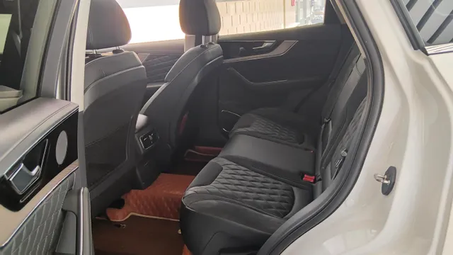Hongqi HS5
