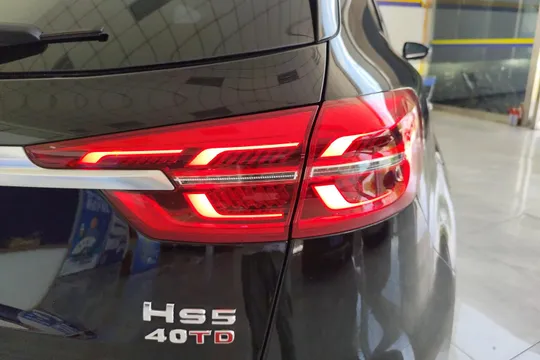 Hongqi HS5