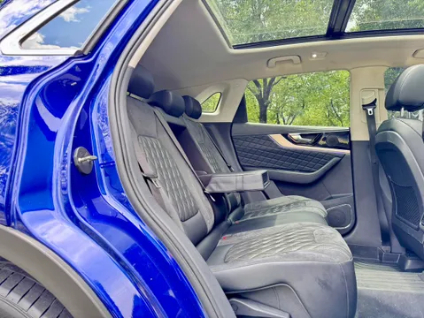 Hongqi HS5
