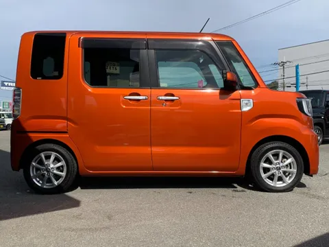 Toyota Pixis Mega