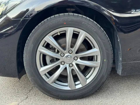 Infiniti Q70