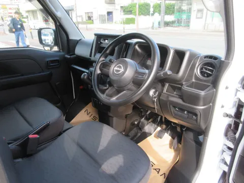 Nissan Clipper Van
