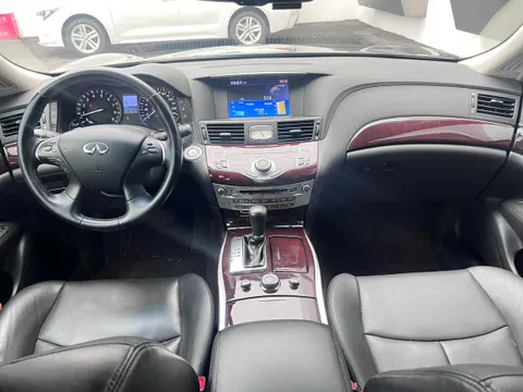 Infiniti Q70