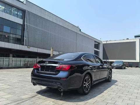 Infiniti Q70