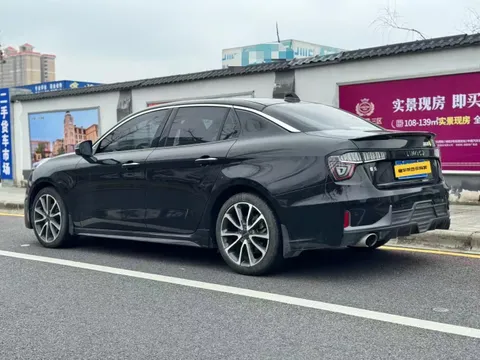 Lynk & Co 03