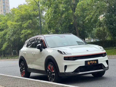 Lynk & Co 06