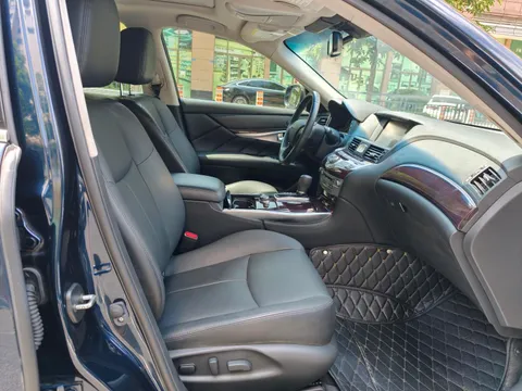 Infiniti Q70