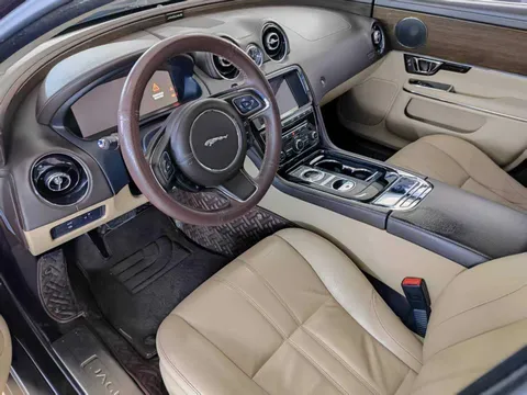 Jaguar XJ