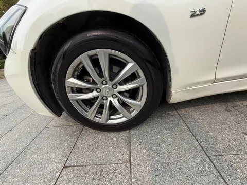 Infiniti Q70