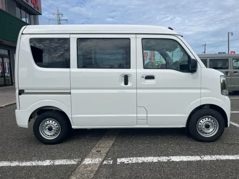 Nissan Clipper Van