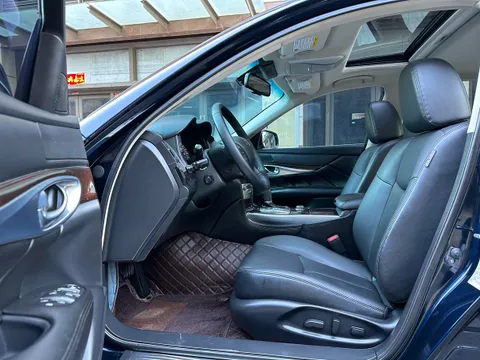 Infiniti Q70
