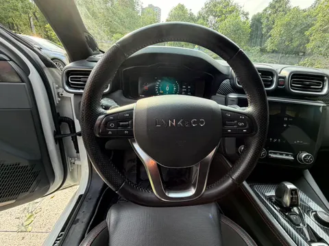 Lynk & Co 03