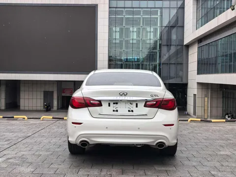 Infiniti Q70