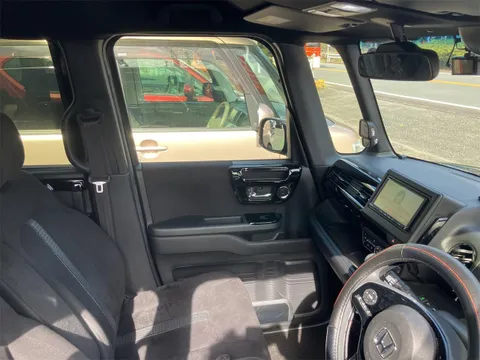 Honda N-BOX Custom