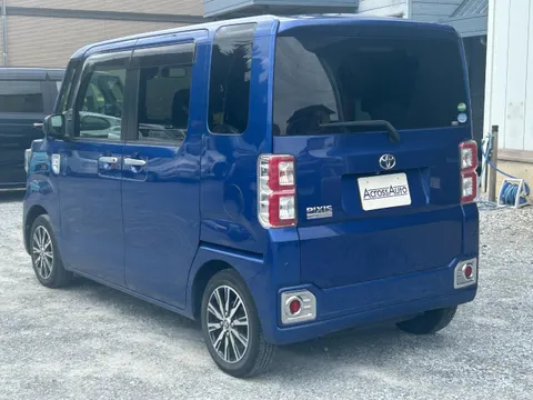 Toyota Pixis Mega