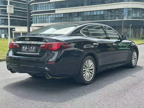 Infiniti Q70
