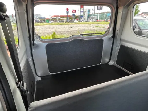 Nissan Clipper Van
