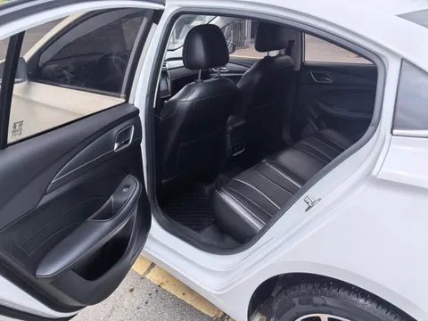 Roewe i5