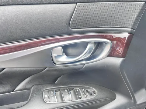 Infiniti Q70