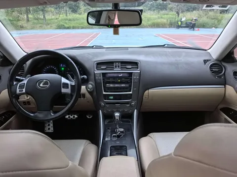 Lexus IS