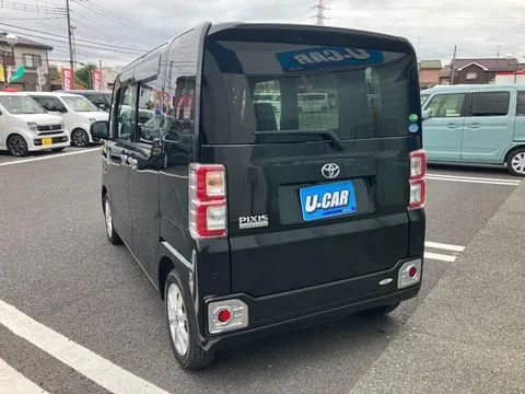 Toyota Pixis Mega